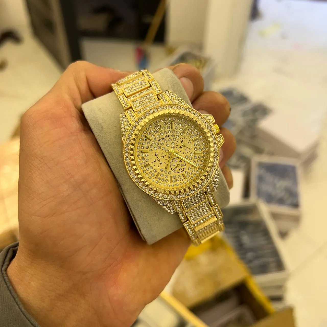  ساعة نسائية ذهبية فاخرة بتصميم مستوحى من رولكس مرصّعة بالكامل